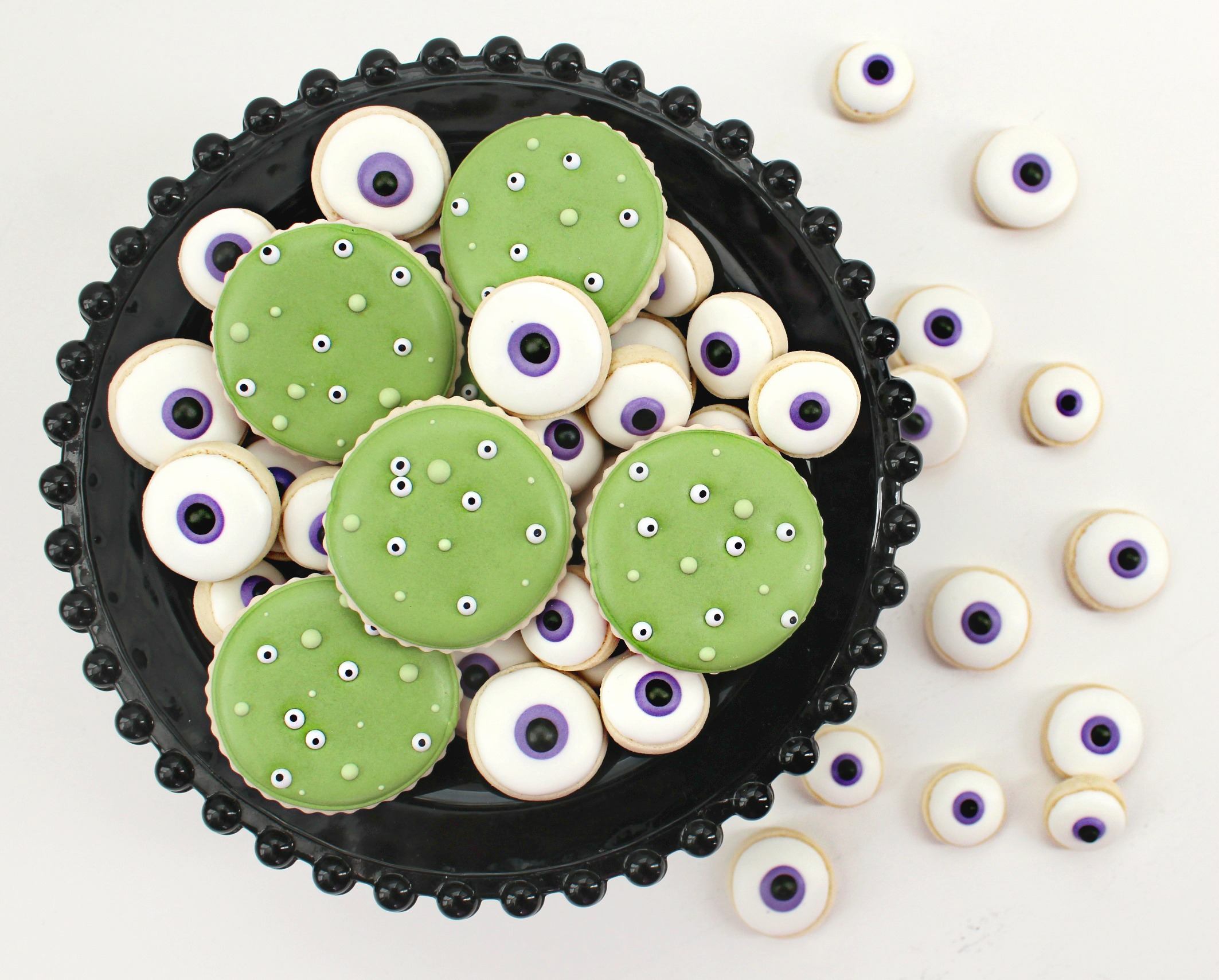 Spooky Candy Eyes with a How to Video  Spooky candy, Royal icing  transfers, Candy decorations