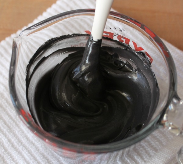 How to Colour Royal Icing Black Without Gel Colours